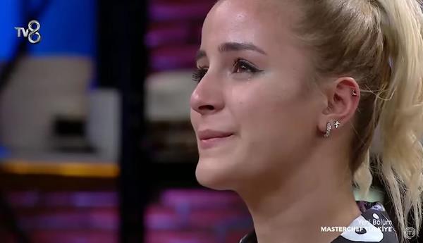 Dilara'dan kz ocuklarna 'aln' mesaj    <br>Yarma iin ok emek verdiini syleyen Dilara, "Hibir zaman pes etmedim. Son damlasna kadar altm. Buradan kz ocuklarna ve kadnlarna seslenmek istiyorum; size yapamayacanz syleyecekler, 'senden olmaz, sen baaramazsn' diyenler olacak. Ama siz durmayn, sadece aln" dedi.