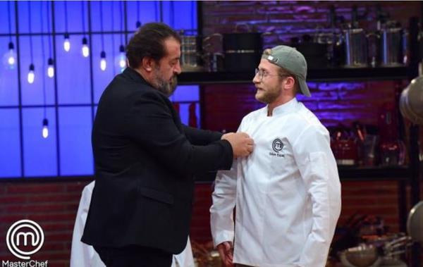 Tahsin 18, Dilara 23 puan ald! Tahsin, son ef ceketini giydi ve eyrek finale kt  <br>  MasterChef'te ikinci oyununda yarmaclara verilen ana rn koruk suyu oldu. Yarmaclar, bu rnn yanna marketten alacaklar rnler ile en yaratc ve lezzetli yemeyi yapmaya alt. Bu oyunda Danilo Zanna, Mehmet Yalnkaya ve Somer Sivriolu'nun verdii puanlar sonucunda Tahsin 18, Dilara 23 puan ald.ki oyun sonunda eflerden toplam 46 puan Tahsin, son ef ceketini giydi ve eyrek finale kt. Tahsin'e ef ceketini de Mehmet Yalnkaya giydirdi.