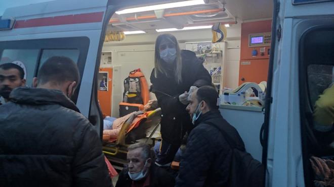 Salk ekipleri yarallar ambulansa alarak tedavi etti. Baz yarallar tedavi iin yakndaki hastanelere gtrld.