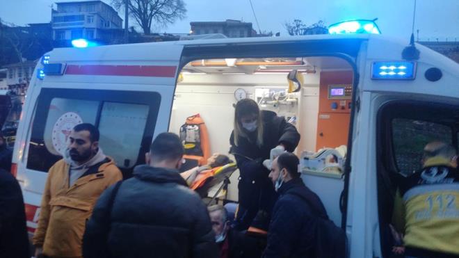 Kazada otobslerde bulunan 8 yolcu eitli yerlerinden yaraland.