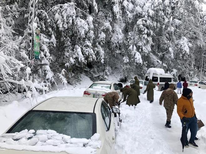Yerel basndaki haberlere gre, bakent slamabad'a 70 kilometre uzaklktaki Murree ehrinde ve Galiyat blgesinde, dn akamdan itibaren youn kar ya etkili oldu.