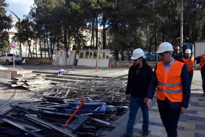 Bykehir Belediye Bakan Hayrettin Gngr, tarihe karacak binann ykmn yerinde inceledi, almalar hakknda bilgi ald.    Gngr, 4 ayda yklmas planlanan binann 2 yl ierisinde tamamlamay planladklar kent meydannn bir paras olduunu syledi.