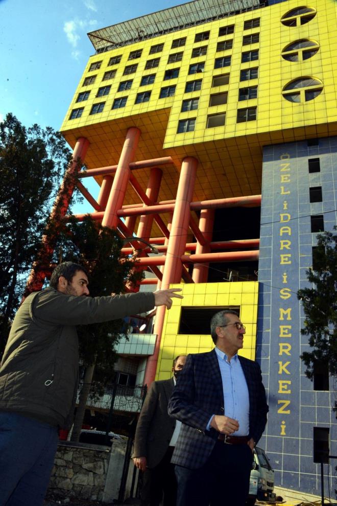 Binay ykmaya karar verdikten sonra restore edilmesi ynnde nerilerin geldiini belirten Gngr, "Binann fonksiyonel hale getirilmesi iin yapacamz harcama yklp yaplmasndaki maliyetten daha yksek bir maliyet, bu yzden ykyoruz. Belediye btemizden masraf yapmyoruz? dedi.