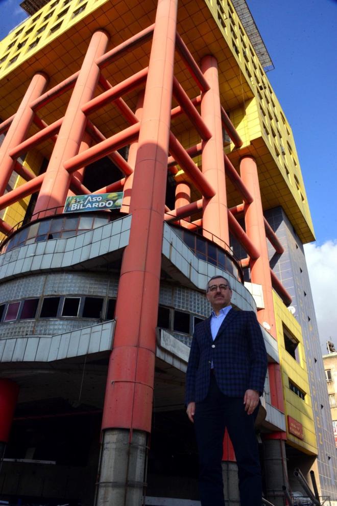 "FONKSYONEL DEL"    Bakan Gngr, binann 30 yl nce yapldn ve o zamandan bu yana eletiri konusu olduunu syleyerek, "Civardaki binalar esas aldmzda silueti bozmas, ok fonksiyonel olmamas gibi nedenlerle binann ykmna baladk" eklinde konutu.