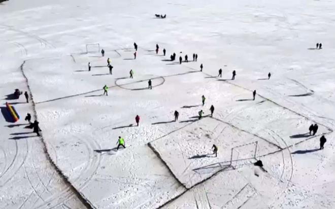 ldr Kaymakam Fatih Bayrak ise, ??10 Ocak dareciler ve Gazeteciler gn mnasebetiyle organize edilen ma Trkiye?nin en byk buz pisti olan ldr Gl zerinde yaptk. Bu organizasyonu gerekletiren arkadalar tebrik ediyorum?? dedi.