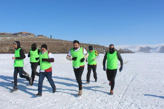 ldr Gl k aylarnda yerli ve yabanc turistlerin aknna uruyor. Kars ile Ardahan il snrlar iinde yer alan ve 123 kilometrekare alanyla Dou Anadolu Blgesinin en byk tatl su ve Van glnden sonra ikinci gl konumunda olan ve yzeyi tamamen donan ldr Glnde turistler, Eskimo usul balk tutarak, atl kzaklarda ldr Gl?n dolaarak, drift yaparak tadn karyorlar.