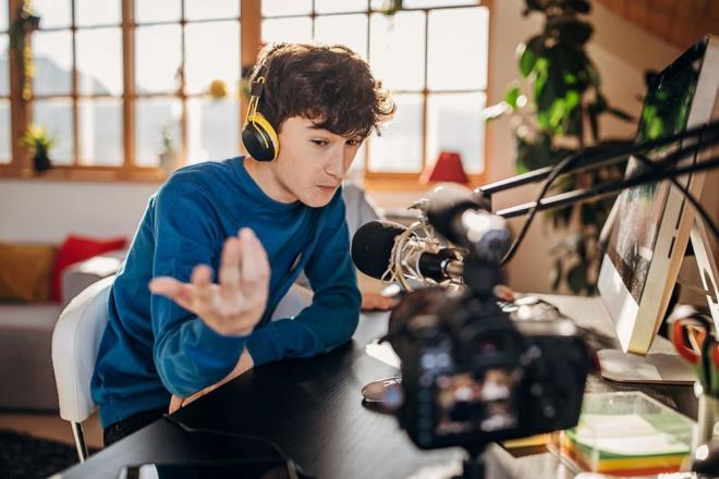 Dier taraftan, TikToker olarak para kazanmann en popler yollarndan biri de videolarda ark tantm yapmak.  Mzik irketleri, yeni bir paray viral hale getirmek iin dzenli olarak TikTok kullanclarna uygulamada yaynlamalar iin deme yapyor.