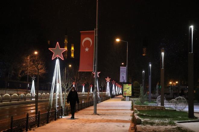 Rzgar nedeniyle beyaz rt baz alanlarda buzlanmaya neden oluyor.