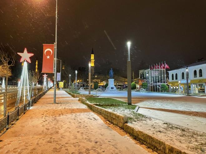 Hava scaklklarnn ani dmesiyle saanak le saatlerinde kar yana dnt.