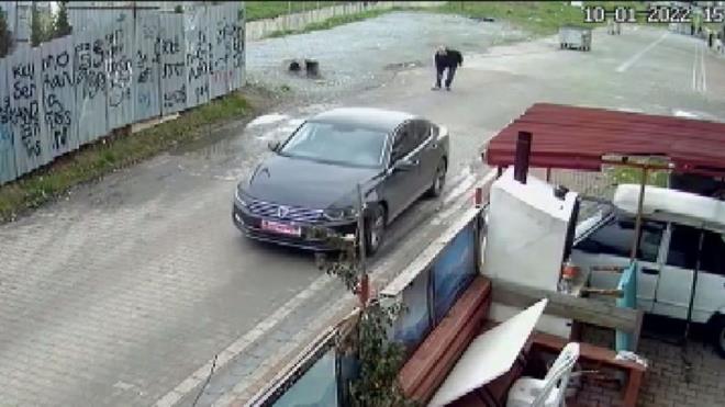 Aracn iindeki kii elindeki tabancayla, sokakta oyun oynayan ocuklara ramen yryen kiiye ate etmeye balad. Tabancadan kan mermiler Azerbaycan uyruklu kiiyi, bacandan yaralarken, saldrgan olay yerinden otomobille ayrld.