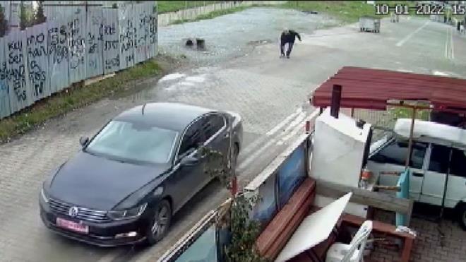 Hrsn alamayan saldrganlar sokaa tekrar ayn otomobille geldi. Bacandan yaral olan adama tekrar aracn iinden tabancayla etmeye balayan saldrgana, bu sefer silah engel oldu.