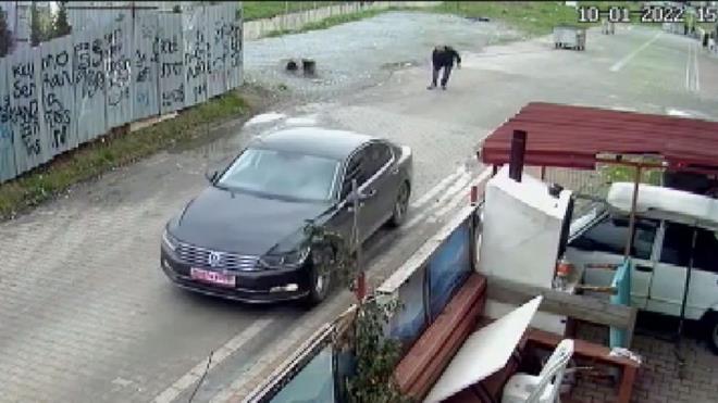 Olay, dn saat 15.45 sralarnda Esenyurt Battalgazi Mahallesinde yaand. Edinilen bilgiye gre, Azerbaycan uyruklu bir kii sokakta yrd srada, plakas "Mutluyuz" yazs ile kapatlm bir otomobil yanna yaklat.