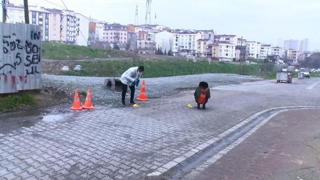 Olay yerine gelen salk ekipleri, yaptklar ilk mdahalenin ardndan yaraly hastaneye kaldrd. Polis ekipleri ise gvenlik kameras ve olay yeri incelemesinin ardndan phelileri yakalamak iin alma balatt.