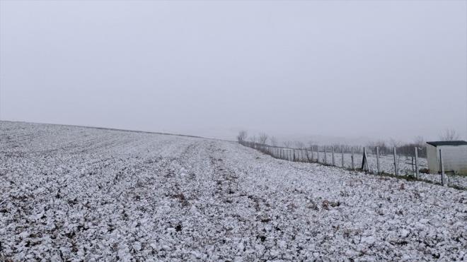 atalca akl Mahallesi'nde ve Silivri'ni baz kylerinde beyaz rtnn yollar kaplad grld.