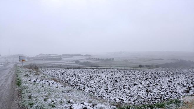 stanbul'da beklenen kar ya balad. Silivri ve atalca'nn kylerinde sabah saatlerinden itibaren kar ya etkili oldu.