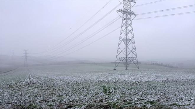 atalca-Binkl yolunda ise bir TIR, kar ya nedeniyle kayarak yoldan kt.