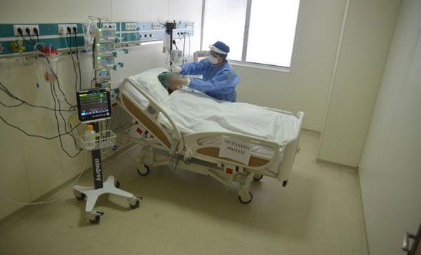 "Ya ayrt etmiyor"  <br>  stanbul ili Hamidiye Etfal Eitim ve Aratrma Hastanesi Bahekimi Prof. Dr. zgr Yiit: Ayaktan bavurular bizim hastanemizde 3 kat artt. Delta?ya gre ok daha fazla bavuru var, ancak doluluk oran 2 ay ncesine gre ayn. Bu sevindirici ama yine de tedbirlere uymakta fayda var.