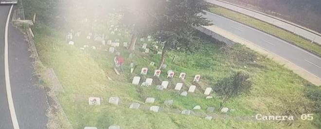 Ekipler, mezarl gren alana gvenlik kameras yerletirilerek takibe ald. nceki gn yine mezarlktan mezar ta alnd. Polisin gvenlik kameras kaytlarnda yapt incelemede, phelinin I.B. olduu tespit edildi. lede mermer ustas olan I.B., jandarma ekiplerince hrszlk iin kulland arata yakalanarak gzaltna alnd.