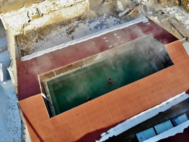 evre illerden ve lke dndan ok sayda ziyaretinin kaplcalara geldiini syleyen kaplca tesisi iletme sahibi Fettah Yaar, ?Suyun ierisinde yzde 99 orannda bulunan kkrt insan vcuduna iyi geliyor. Romatizma, bbrek ta, bel ft ve birok hastala iyi geliyor. Eksi 48 derece bile olsa vatandalar gelip suya giriyor nk suyun scakl ok etkili. Girdiiniz zaman myorsunuz" dedi.