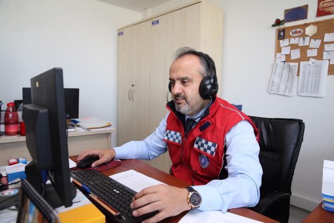 Bursa Bykehir Belediyesi Salk leri Dairesi Bakanl bnyesinde 2010 ylnda, 22 personel, 6 ara ve 1973 hasta says ile almalarna balayan Evde Hasta Bakm ve Hasta Nakil Hizmetleri, bugn 143 personel, 46 ara ve 25 ambulansla bir salk ordusuna dnt. Aktif hasta says her geen yl artarken, 2010 ylnda 1973 hastaya verilen 28 bin 703 salk hizmeti, 2021 ylnda 8500 hastaya ve 131 bin 276 hizmete kt. Bykehir Belediyesi?nin evde salk hizmetinden yzde 33.75 ile en fazla yararlananlar 75-84 ya grubu oldu. Hizmet alanlarn yzde 20.63?n 85-94 ya grubu, yzde 19.31?ini 65-74 ya grubu ve yzde 11.56?sn ise 55-64 ya grubu oluturdu.