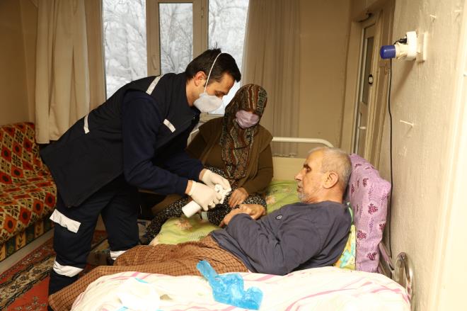 Frsat bulduka evde bakm hizmetlerinden yararlanan vatandalar evlerinde ziyaret eden Bursa Bykehir Belediye Bakan Alinur Akta, 'Sosyal belediyeciliin gerei olarak zor ve skntl zamanlarda halkmza katk vermeye alyoruz. Bu nedenle evde bakm hizmetlerini ok nemsiyorum. Evde salk hizmetleri 7 gn 24 saat kesintisiz sren bir hizmet. Her yl binlerce vatandamza bu manada destek salyoruz. Ben tm hastalarmza ifa, byk bir zveriyle alan salk ekibimize de almalarnda kolaylklar diliyorum' dedi.