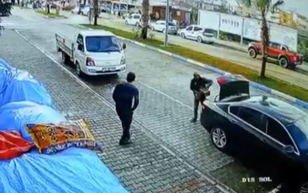 Bagajdan inip yap markete giren ve ayakkabsn deitiren ii, tekrar bagaja bindi ve kaps bir vatandan yardmyla kapatld.