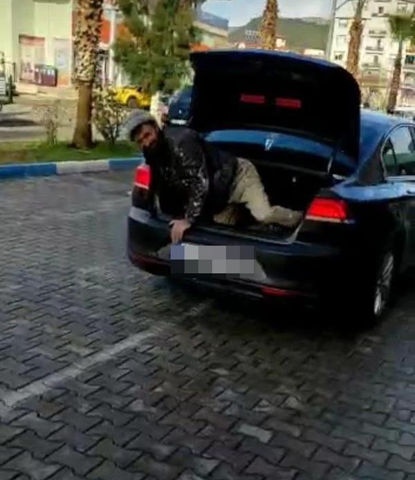 Ara sahibi ise, iiyi bagaja binmesi iin zorlamadn, zeri kirli olduu iin kendisinin bagajda gitmek istediini iddia etti.