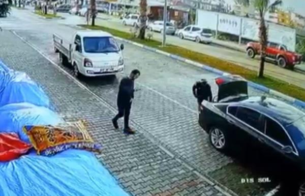 Bunun zerine patron, iiyi maazaya gtrmek istedi. Yap marketin nne gelindiinde n ya da arka koltuk yerine alan bagajdan inen iiyi grenler gzlerine inanamad.