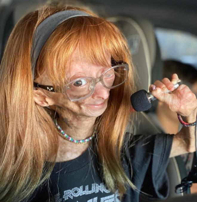 BNLERCE K ZNTSN PAYLATI    Bununla birlikte, 2019 ylnda Williams'n 13. doum gn iin zel elbiseler tasarlayan ABD?li moda tasarmc Michael Costello'nun da aralarnda bulunduu  kii Williams?In lmnn ardndan zntsn paylat.