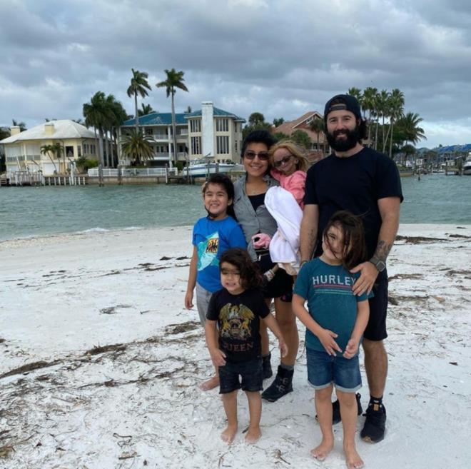 te yandan, Hutchinson-Gilford progeria sendromu iin biilen ortalama 13 yllk yaam sresini aan Williams, 2012'de vlog ekmeye balamt. Sal ile ilgili gncellemelerinden moda ve makyaj eitimlerine kadar her eyi yaynlad ve sonunda YouTube'da 2,91 milyondan fazla aboneye, Instagram?da ise 379 binden fazla takipiye ulamay baarmt.