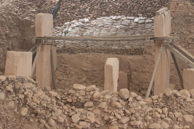 Ziyaret saysndaki artn sevindirici olduunu ifade eden Aslan, yle konutu: "2021 yl Gbeklitepe iin rekorla kapand. 2021 ylnn ilk 5 ay Covid-19 dolaysyla ziyarete kapal olmasna ramen 1 Haziran itibaryla yeniden normalleme sreciyle birlikte Gbeklitepe'ye olan talebin gn getike arttn grdk. Bu durum rakamlara da yansd. nk 2019 ylnda 412 bin kii ziyaret etmiken bu rakam 2021'de 570 bin kii rakamna ulat. Gbeklitepe sadece anlurfa turizmine deil, blgedeki turizm hareketlerini arttrdn bize gsterdi."    Gbeklitepe'den dier kareler...