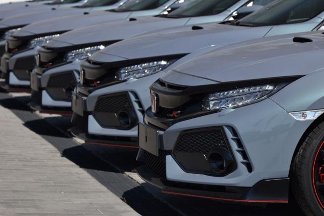 HONDA<br>    Bugne kadar ?tamamen elektrikli? sata geecei tarihi aklayan irketler arasnda en ge tarihi veren Japon otomotiv devi Honda oldu.  <br>  Honda, 2040 yl itibaryla fosil yaktl ara sat yapmayacan aklayarak sadece elektrikli model satacan syledi.