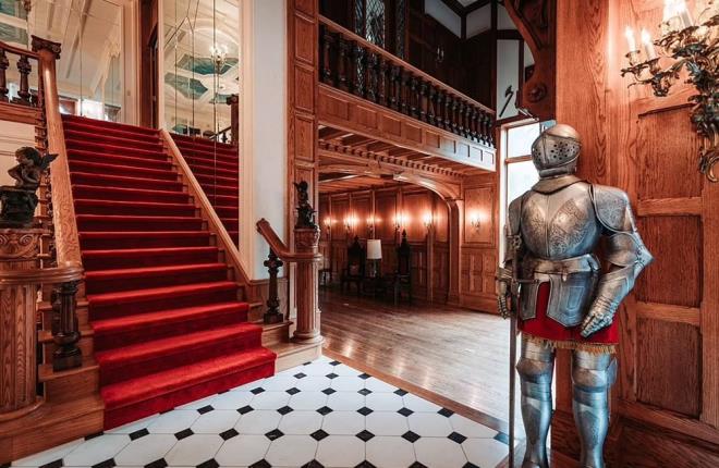 Mlkte duvarlarn iine gizlenmi, Tudor tarz bir bar ve arap mahzeninin bulunduu gizli zindan benzeri maaraya giden 50 metrelik bir spiral merdiven yer alyor.