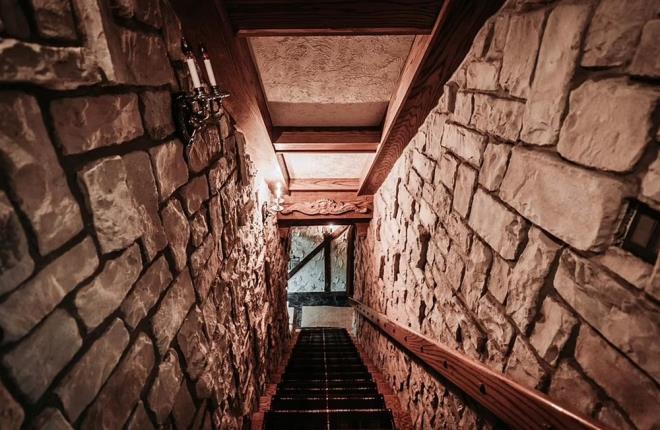 Orta adan kalma ta duvarl taretlerle kapl kalenin byk giriini korumak iin bir hendek, dikenli parmaklklar ve asma kpr bulunuyor.