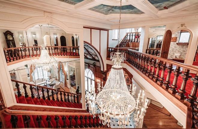 James LeBlanc tarafndan tasarlanan kale 1991 ylnda o zamanki ei Vera LeBlanc'a bir nian hediyesi olarak tamamlanmt.