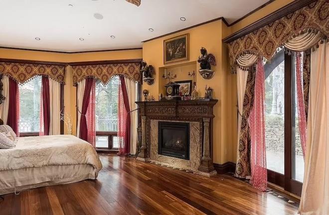 26 odann ounda mee duvarlar yer alrken, odalar geni giri holnden geni merdivenlerle birbirine balanyor.