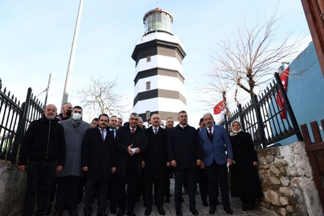 "FENERN GR MESAFES 21 DENZ ML"  <br>  ile Feneri'nin Karadeniz sahillerinde seyir yapan gemiler iin rota feneri olarak 1859 ylnda Sultan Abdlmecit dneminde ina edildiini anmsatan Bakan Karaismailolu, yaplmasndaki ilk amacn, Krm Harbi esnasnda Karadeniz'den stanbul Boaz'na giri yapan gemilere yol gstermek olduunu anlatt.  <br>  Karaismailolu, ile Feneri'nin o gn bugndr Trkiye'nin en uzun menzilli feneri olarak denizcilere, gemicilere k tutarak rehberlik ettiini belirterek, u bilgileri verdi:  <br>  "ile Feneri, uluslararas standartlarda 1. snf kategorisinde deniz seviyesinden 60 metre ykseklikteki kayalklar zerine 110 santimetre kalnlnda kesme ta kuleye sahiptir. Fenerin sekizgen eklindeki kulesinin ykseklii 19 metredir. Gndz iyi grnebilmesi iin kule siyah beyaz yatay bantlar eklinde boyanmtr. Fenerin gr mesafesi 21 deniz milidir.  <br>  Yap 524 metrekare, parsel zerine yaklak 140 metrekare taban alanna sahiptir. Yllara meydan okuyan bu esiz yapnn gelecek nesillerimize salkl bir biimde aktarlabilmesi iin yapnn tm ynleriyle glendirilmesi gerekiyordu.