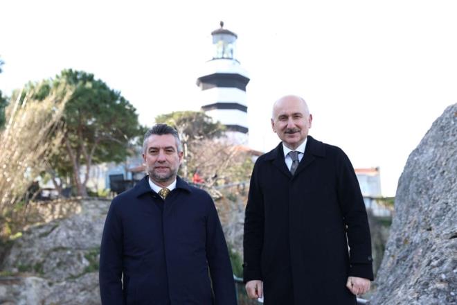 Karaismailolu, yaplan almalara ilikin unlar syledi:  <br>  "2020 ylnda 5'i tarihi eser olmak zere 94 fenerin bakm, onarm, glendirme ve restorasyon almalarna baladk. Ayrca tarihi olmayan 89 betonarme fener ile tarihi Anadolu Feneri'nin bakm ve onarmlarn da 2021 iinde tamamladk.  <br>  stanbul?da bulunan Ahrkap ve Yalova?da bulunan Dilburnu tarihi fenerlerinin restorasyonlar da tamamlanma aamasnda. Tarihi Trkeli, dier adyla Rumeli Feneri?mizde ise almalar sratli ve titiz bir ekilde devam ediyor.  <br>  Bunlarn yannda 2023 yl sonuna kadar ekonomik mrn tamamlam mevcut 52 fener kulesi ile 40 yzer seyir yardmcsnn yenilenmesini de gerekletireceiz."