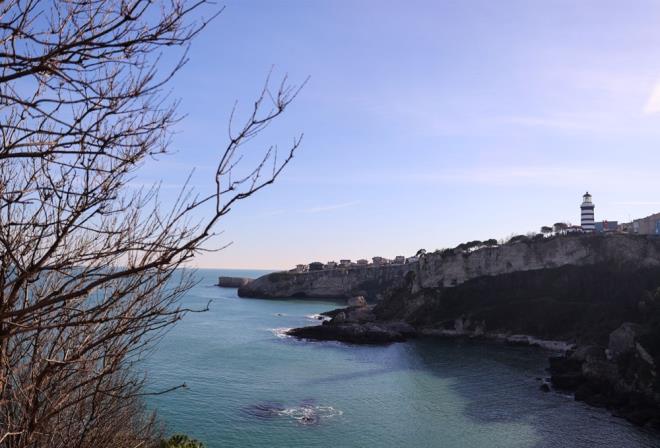 Biz de fenerimizin temel glendirme ve restorasyon almalarna baladk. Yapy zgn haline geri dndrdk. Fener kulesinde ortaya karlan boyasz ve svasz zgn ta dokusunun daha uzun sreli ve zarar grmeden korunmas iin direkt taa uygulanabilen ve tan hava almasn salayan zel bir boya kullandk.  <br>  zgn doramalar, tavan ve zemin kaplamalarnn onarmn yaptk. Yapya sonradan eklenen ve yapyla badamayan muhdes elamanlar sktk ve Kurul onayl projeye uygun olan zgn malzemeler ile eksiklikleri tamamladk."