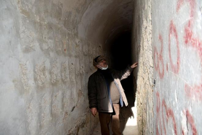 "SAHP IKILMASI ELDEN GERLMES LAZIM"    Bu gibi tarihi alanlarn ecdat yadigar olduunu syleyen Beksa, "Bunlar bizim atalarmzdan miras. Yetkililerin sahip kmas lazm, elden geirilmesi lazm" diye konutu.