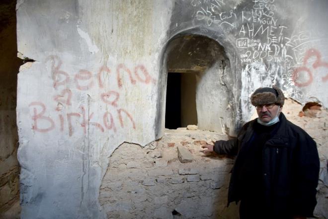 ?ASKER MMAR AISINDAN DA NEM TAIYAN BR YER?    Tarihi yapnn terk edildii iin defineciler ve madde bamllar tarafndan tahrip edildiini syleyen Beksa, "Bu tahribat ok sklkla gryoruz, bilinsiz defineci faaliyeti var. Halkn da son derece bilinsiz hareketi var.  Bu yap sadece Edirne'ye deil, Trkiye Cumhuriyeti'ne de ondan nce Osmanl devletine de ok nemli hizmetler yapm bir bina ve askeri mimarisi asndan da ok nem tayan bir yer" eklinde konutu.