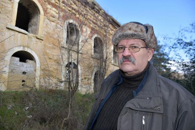 Trakya niversitesi Edebiyat Fakltesi Sanat Tarihi Blm Bakan Prof. Dr. Engin Beksa, duvarlarndaki tulalarn dklmeye balad, yklma tehlikesi yaayan yapnn kent tarihi asndan ok nemli olduunu syledi.