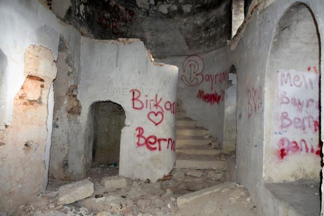 Son dnemde zellikle defineciler ve madde bamllarnn urak yeri haline gelen tarihi yapda oluan hasarn yan sra duvarlarna yazlan yazlar da sanat tarihilerinin tepkisine yol at.