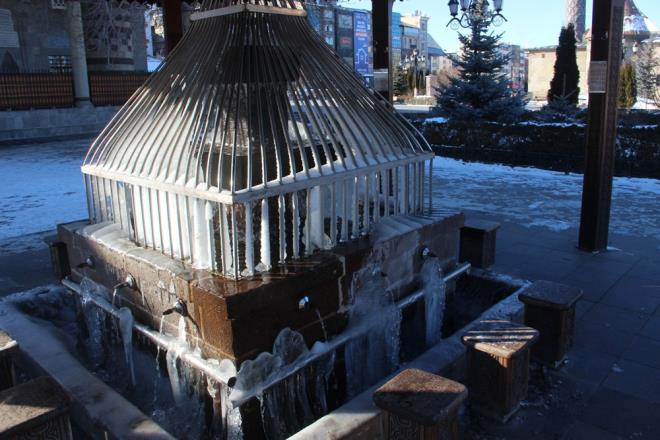 Blge genelinde dn gece hava scaklklar ise sfrn altnda olmak zere Ar?da 32, Kars?ta 27, Erzurum?da 24, Ardahan?da 16, Bayburt?ta 16, Idr?da 8 ve Erzincan?da 7 derece olarak lld.