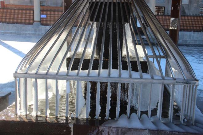 Erzurum?da gece saatlerinde hava scakl sfrn altnda 24 dereceyi grrken, kentte her ey buz kesti.