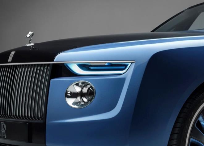 Otomobilin kaputunun altnda ise 6,75 litrelik ift turbolu V12 motor, 563 beygirlik bir g retiyor.