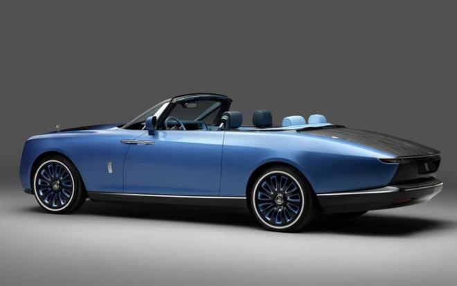 TEKNK DETAYLAR     5.800 metre uzunluunda st alabilir bir Coupe otomobil olan Boat Tail'in mimarisi Phantom'a ait.