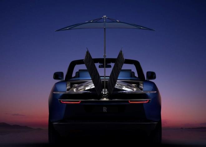 Rolls-Royce Boat Tail'n arka tarafnda bir sofra takm, iecekler iin buzdolab, dner kokteyl masalar, alr sandalyeler ve gne emsiyesi bulunuyor.