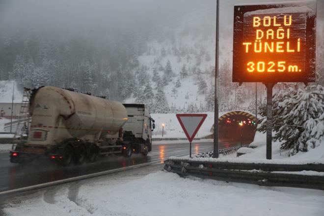 Kar kalnlnn 50 santimetreye ulat blgede, Karayollar ekipleri tarafndan kar kreme ve tuzlama almas aralksz devam ediyor.