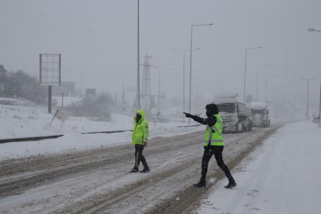 Trafik ekipleri, Bolu Da'nn Elmalk ve Kaynal mevkisinde, kar ya ve buzlanma nedeniyle yolun ulama kapanmamas iin kontrol noktas oluturdu.